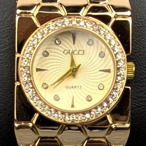 Elegant Golden Ladies Quartz Watch with Crystal Bezel – Premium Bracelet Design (Golden Dial)